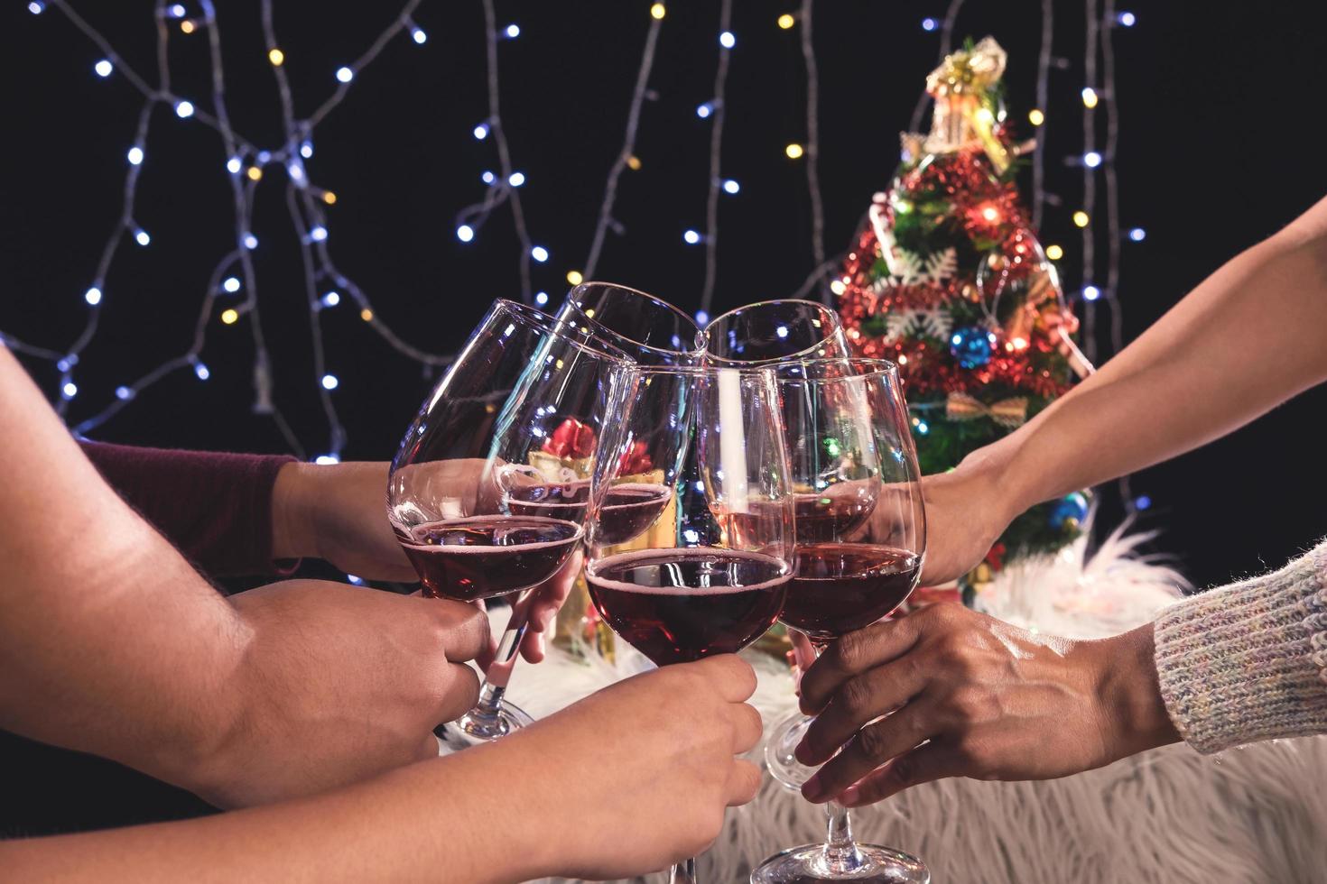 nyårsafton, jublande med vin foto