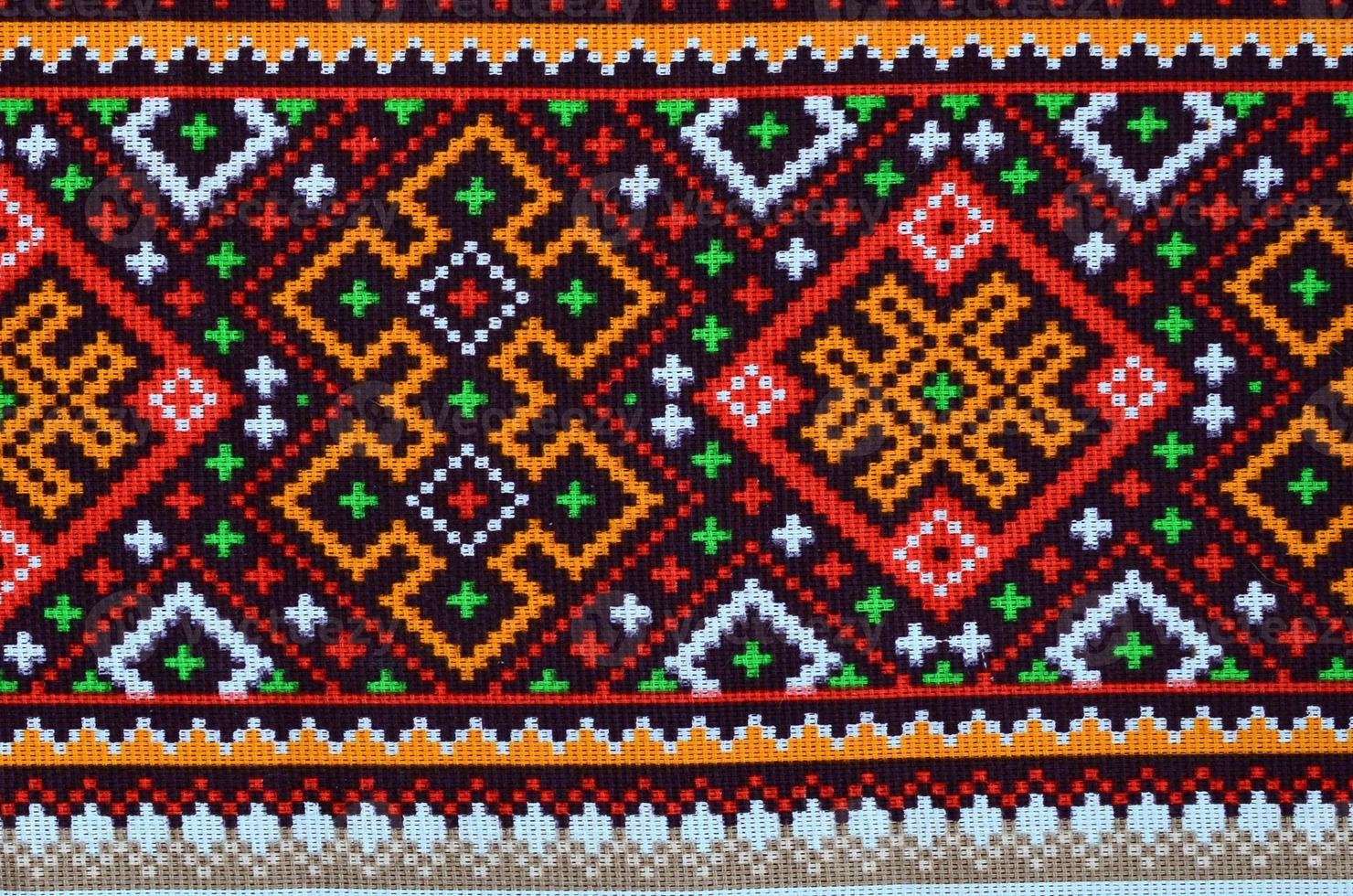 traditionell ukrainska folk konst stickat broderi mönster på textil- tyg foto