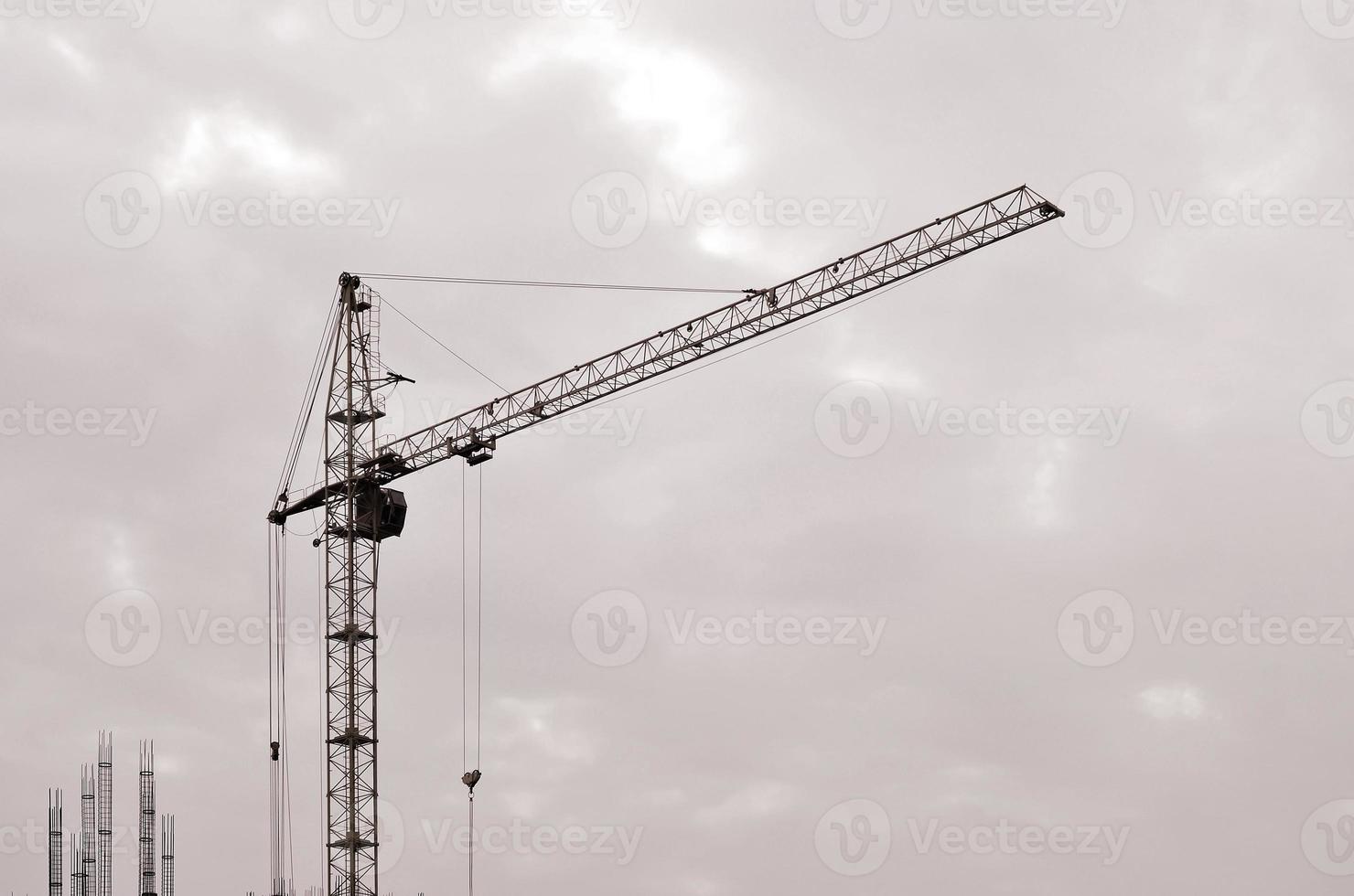 abstrakt industriell bakgrund med konstruktion torn kranar över klar blå himmel. konstruktion webbplats. byggnad under konstruktion begrepp. retro tona foto