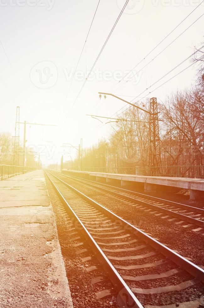 en järnväg station med plattformar för väntar för tåg foto