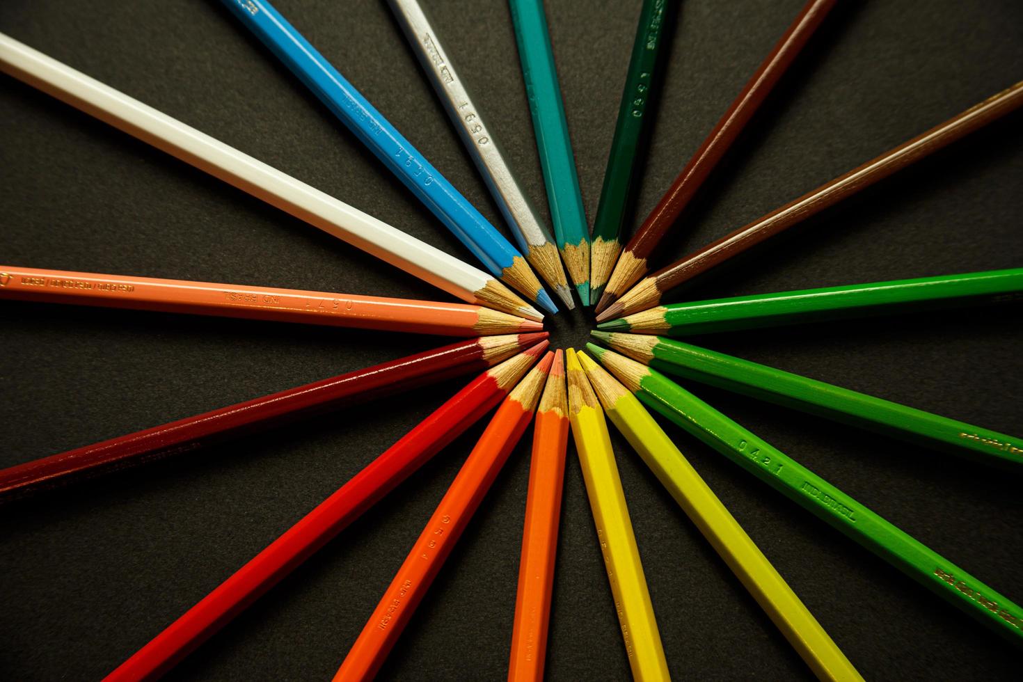 färgglada pennor rörande tips som bildar hjulet foto
