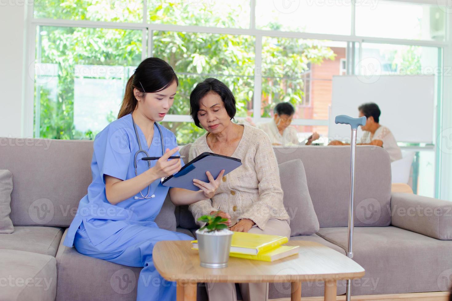 amning Hem vård begrepp. de personal förklarade till de äldre vem signerad en medicinsk behandling avtal, en amning Hem service avtal form. foto