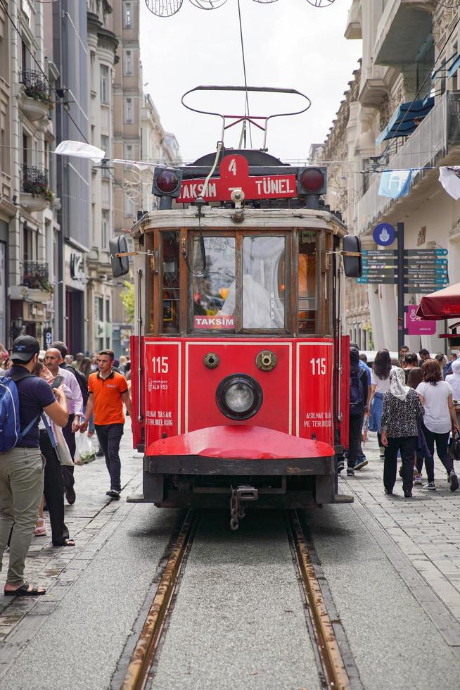 röd spårvagn på istiklal aveny, istanbul, turkiye foto