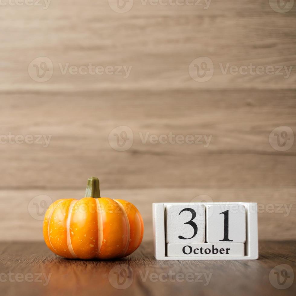 Lycklig halloween dag med pumpa och 31 oktober kalender. lura eller hot, Hej oktober, falla höst, festlig, fest och Semester begrepp foto