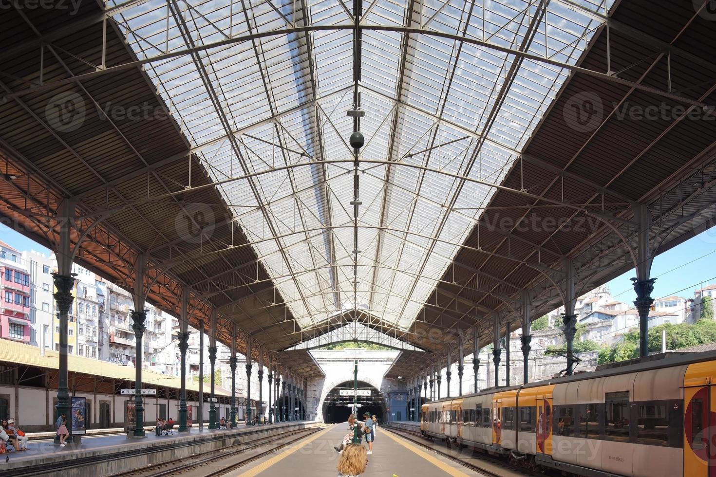 tåg station, människor väntar på de stannar, stål kolonner och strålar, prydnad på de kolonner foto