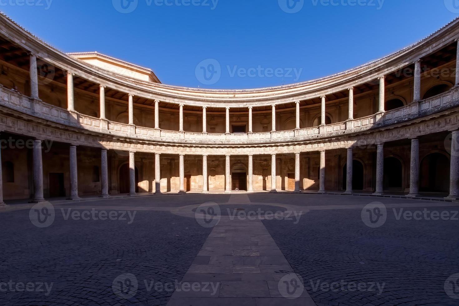 interiör av palats av charles v i alhambra, granada, andalusien foto