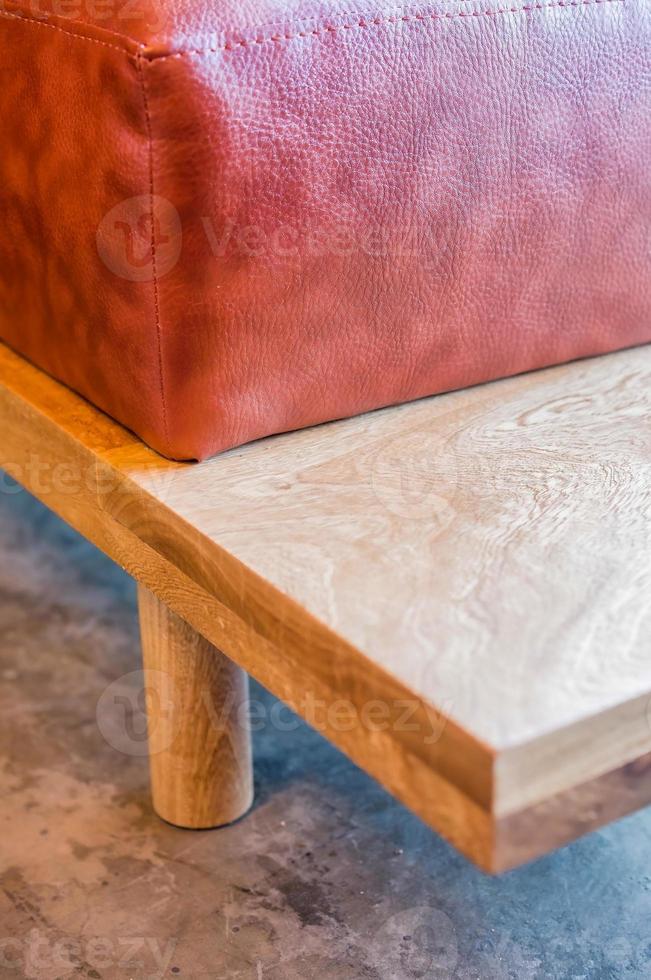 l-formad fåtölj eller soffa i fast ek eller ek trä, med naturlig läder sittplats, foto