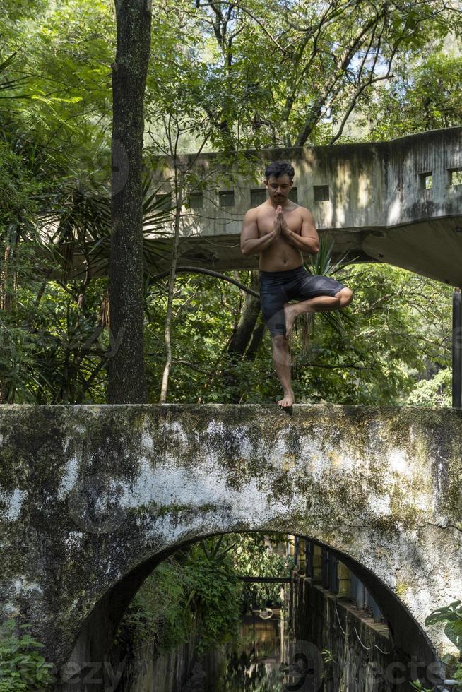 yoga meditation utomhus. lysande sju Allt chakra. man öva yoga, Mexiko, gualdajara foto