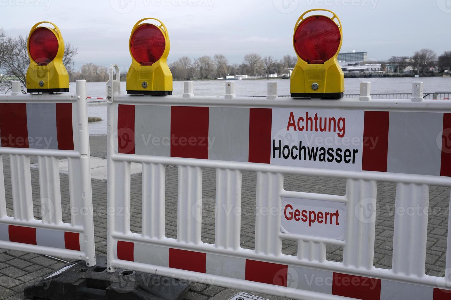 extrem väder - varning tecken i tysk på de ingång till en översvämmad fotgängare zon i Köln, Tyskland foto
