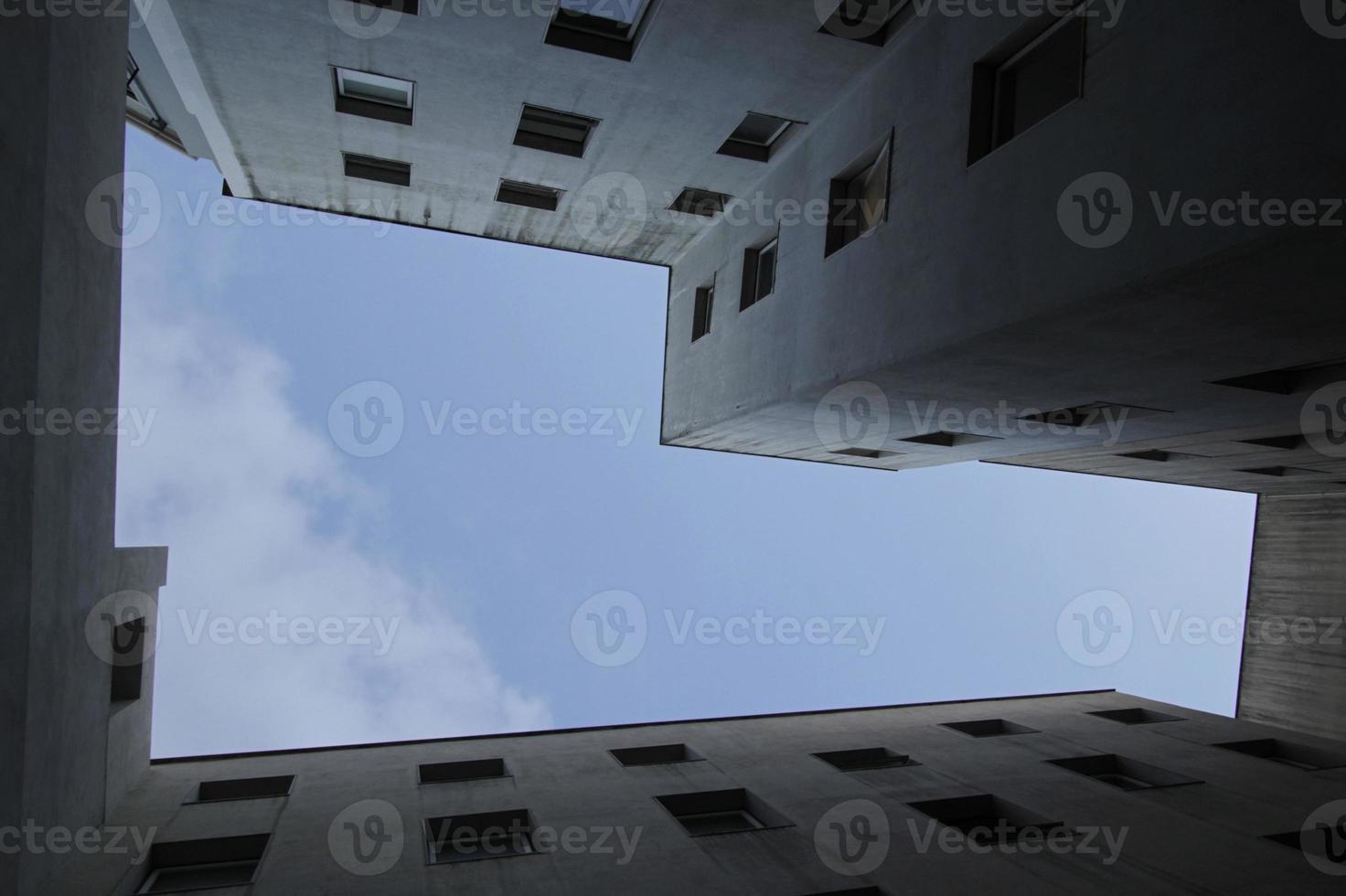 lappa av himmel mellan kontor byggnader foto