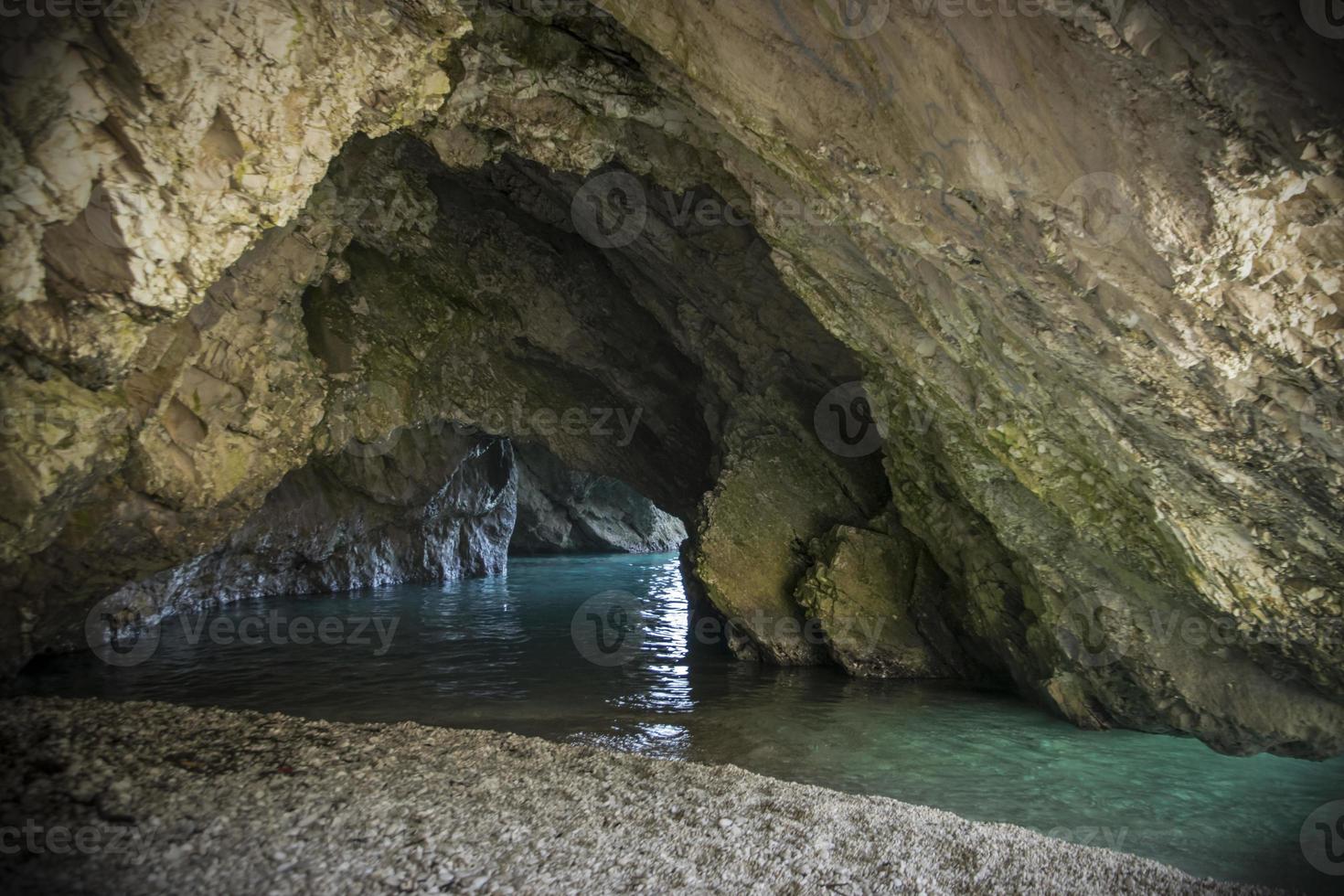 klippor och vatten i de grotta på myrtos strand på de ö av kefalonia foto