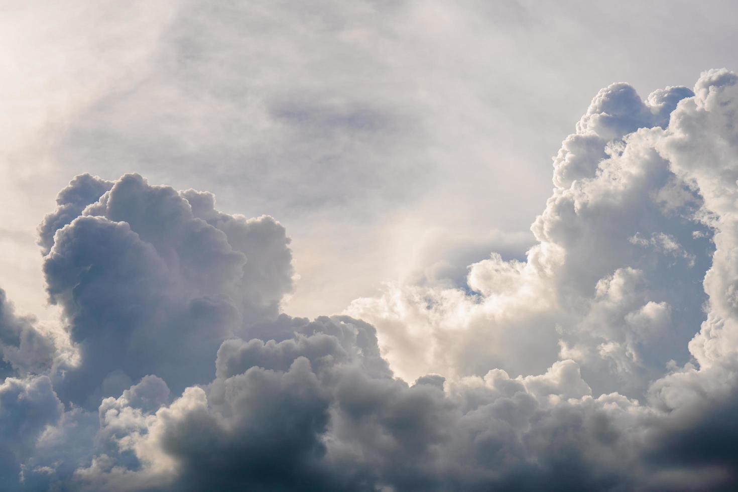 svart moln innan de storm och de regn foto