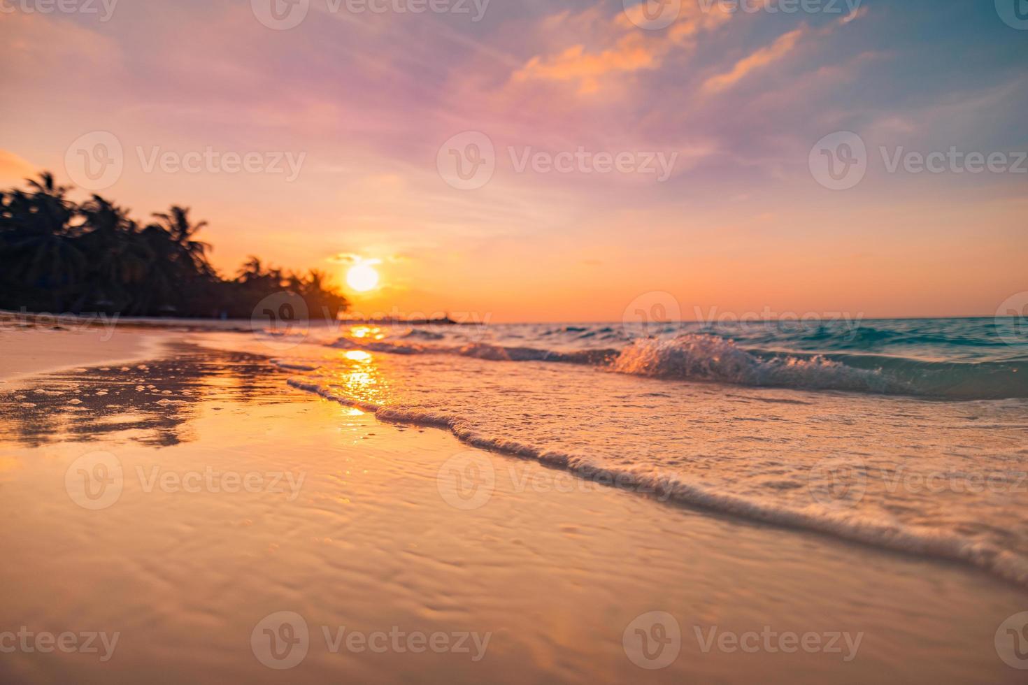 solnedgång dramatisk himmel på hav, tropisk öken- strand. drömmande fantasi strand, vågor stänk. värma solljus fredlig, avkopplande paradis ö landskap. exotisk natur närbild. skön strandnära soluppgång foto