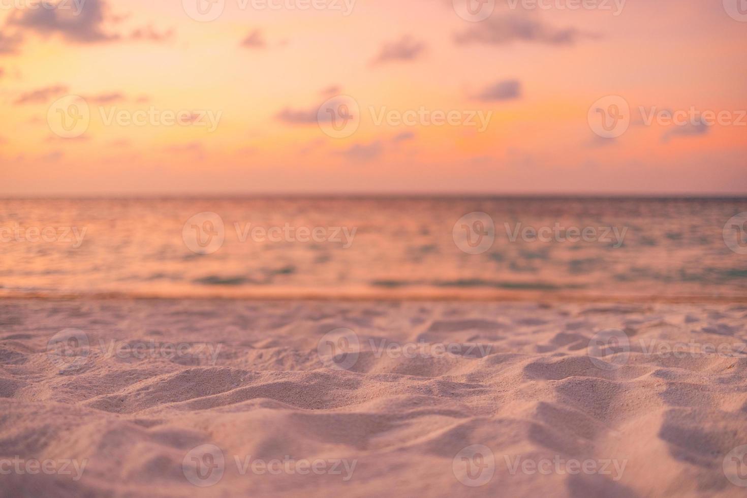 närbild havssandstrand. panorama strandlandskap. inspirera tropisk strand havsutsikt horisont. orange och gyllene solnedgång himmel lugn lugn avkopplande solljus sommar humör. semester resor semester banner foto