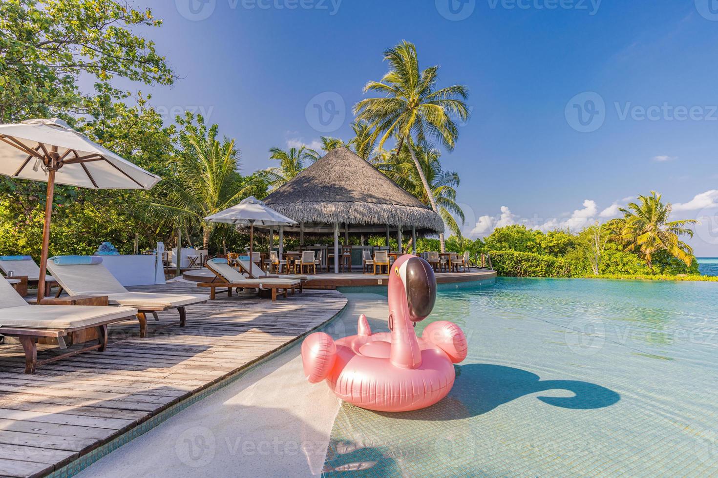 sommar turism simning slå samman uppblåsbar rosa flamingo, lyx tillflykt hotell vid poolen. Lycklig molnig himmel, tropisk paradis ö oändlighet slå samman hav se. semester, Semester roligt landskap. koppla av fritid foto