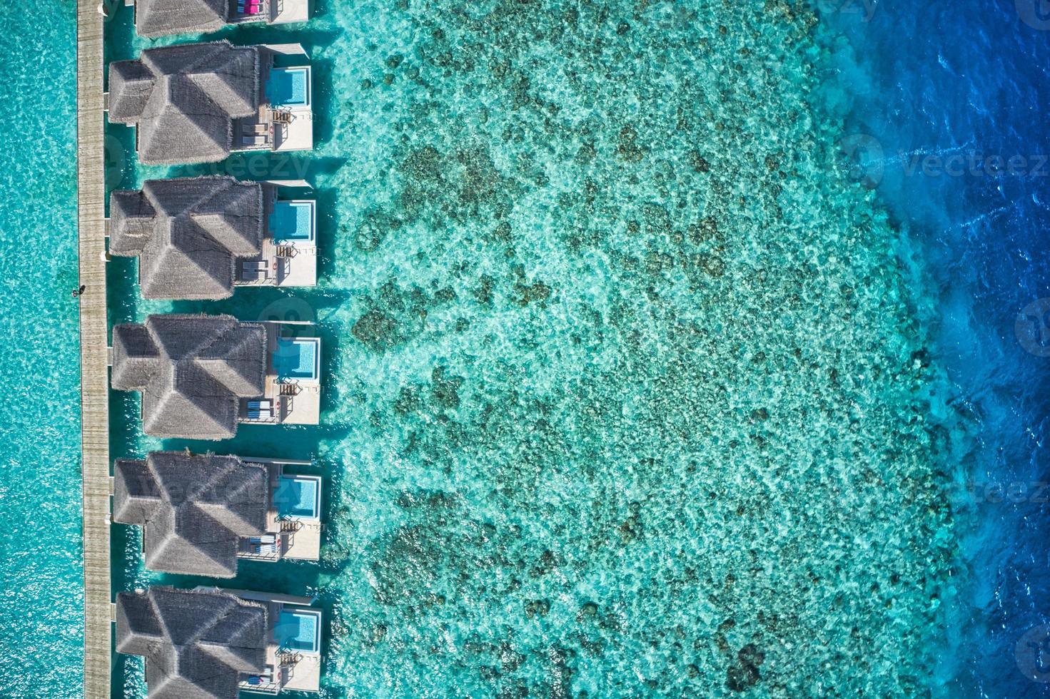 antenn topp se av slå samman villor, bungalows i maldiverna paradis tropisk strand. Fantastisk blå turkos hav lagun, hav bukt vatten. lyx resa semester destination. skön solig antenn landskap foto