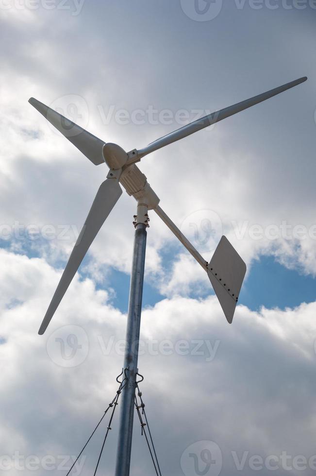 närbild av vindkraftverk som producerar alternativ energi foto