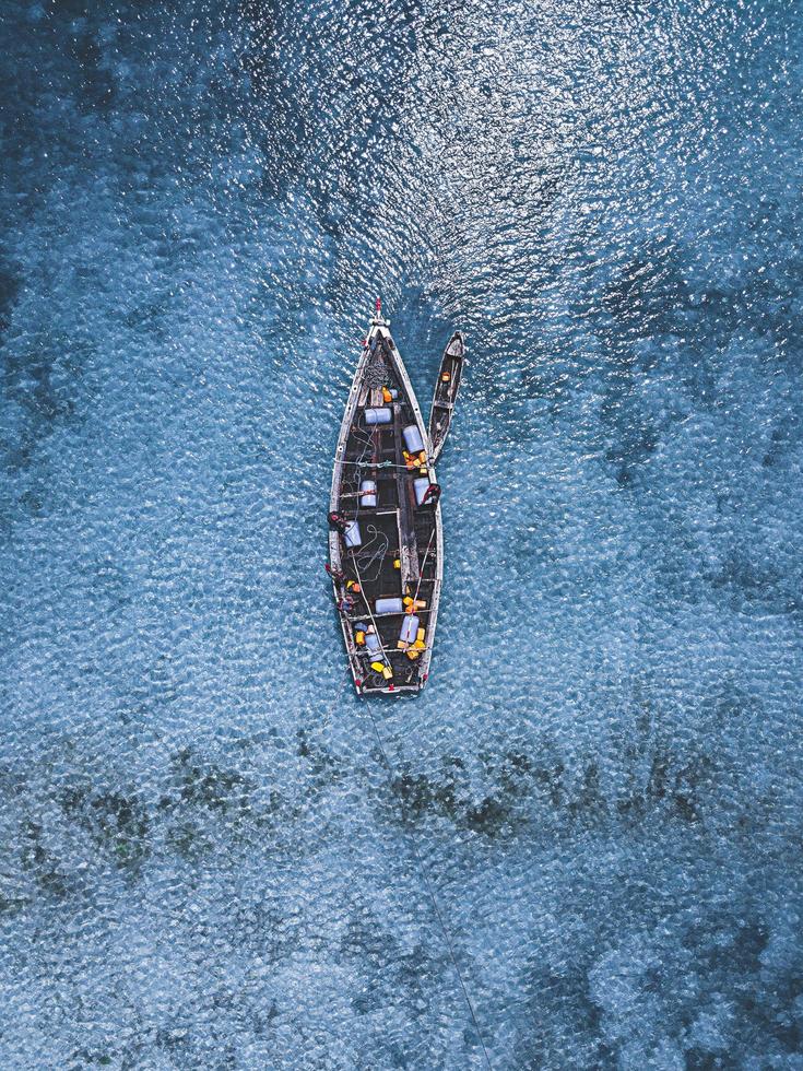 antenn av människor i båtar på vatten foto