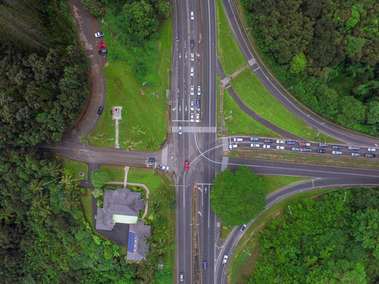 Flygfoto över gråa vägar foto