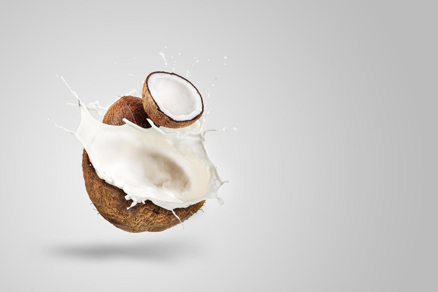 stänk av kokosnötsmjölk foto