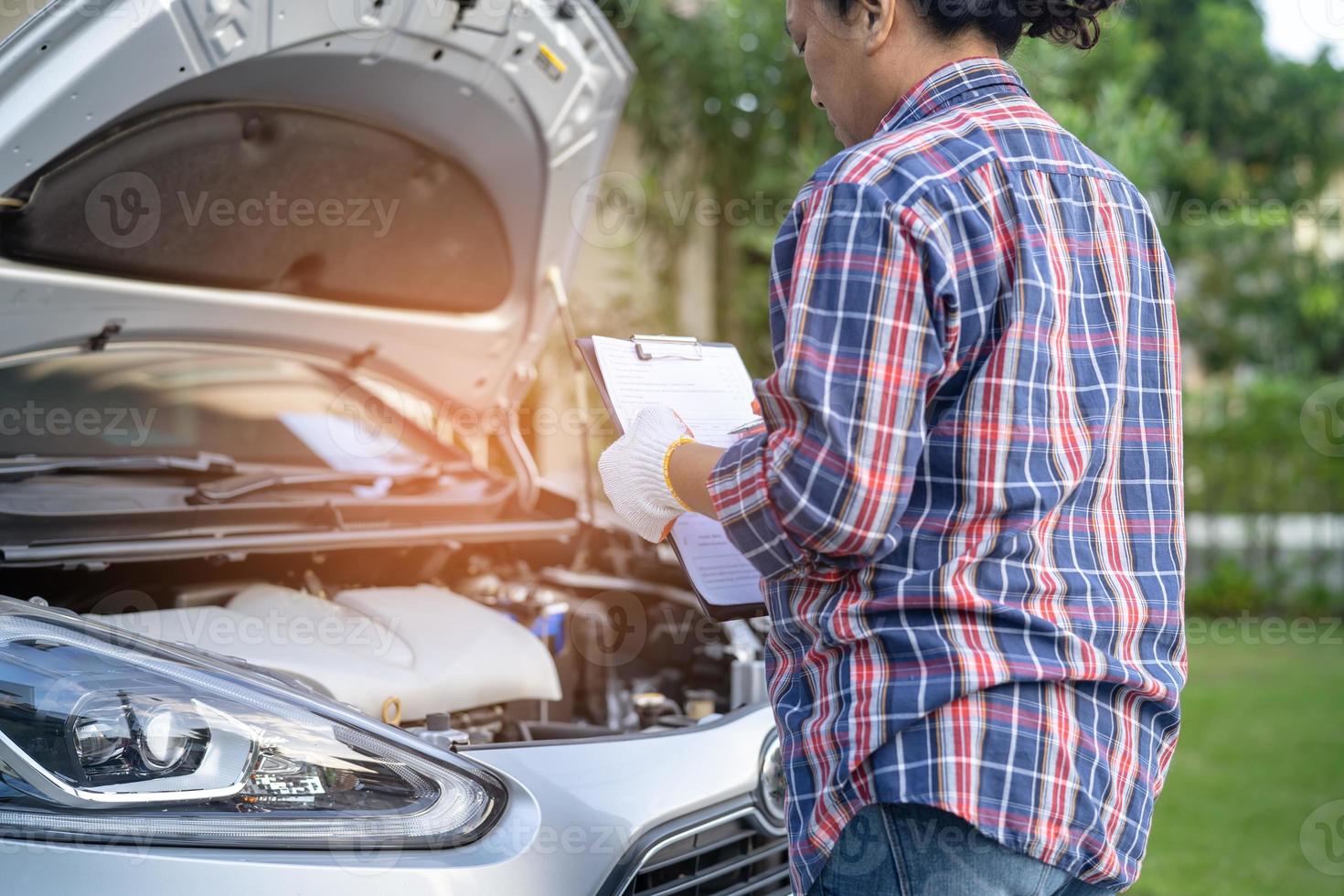 öppen huva mekanisk motorsystem för att kontrollera och reparera skador bilolycka. foto