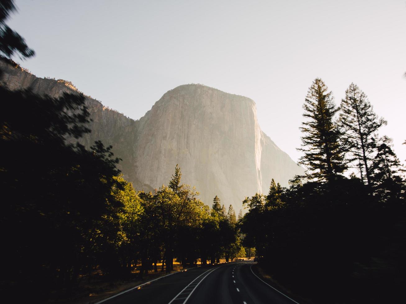 el capitan vid soluppgången i yosemite foto