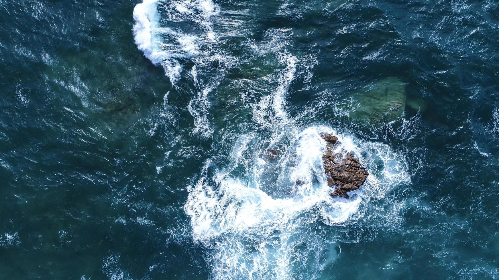 Flygfoto över bergformation i havet foto