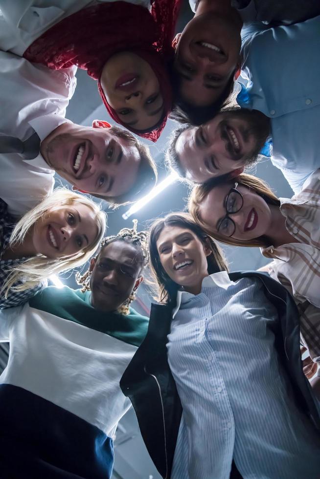 multietnisk grupp av ung företag människor fira Framgång foto