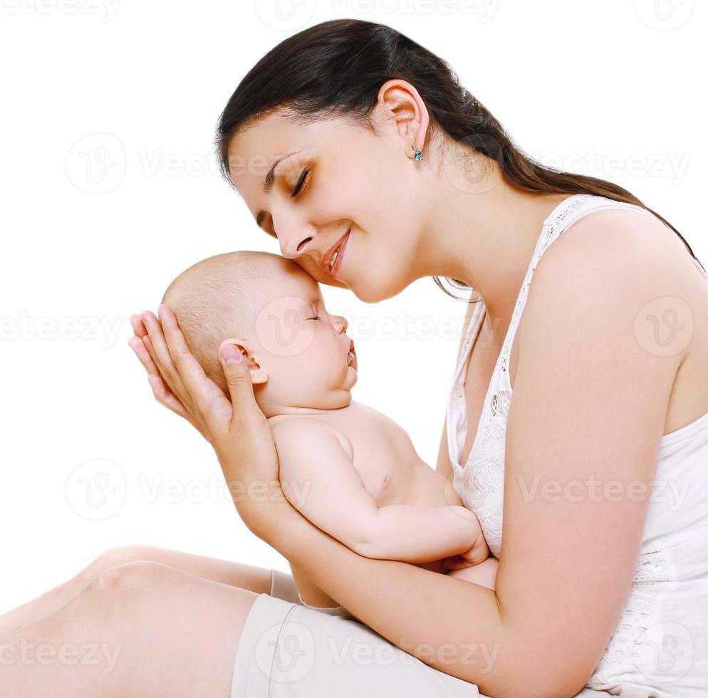 härlig lycklig mamma som håller på händer sin söta sovande baby foto