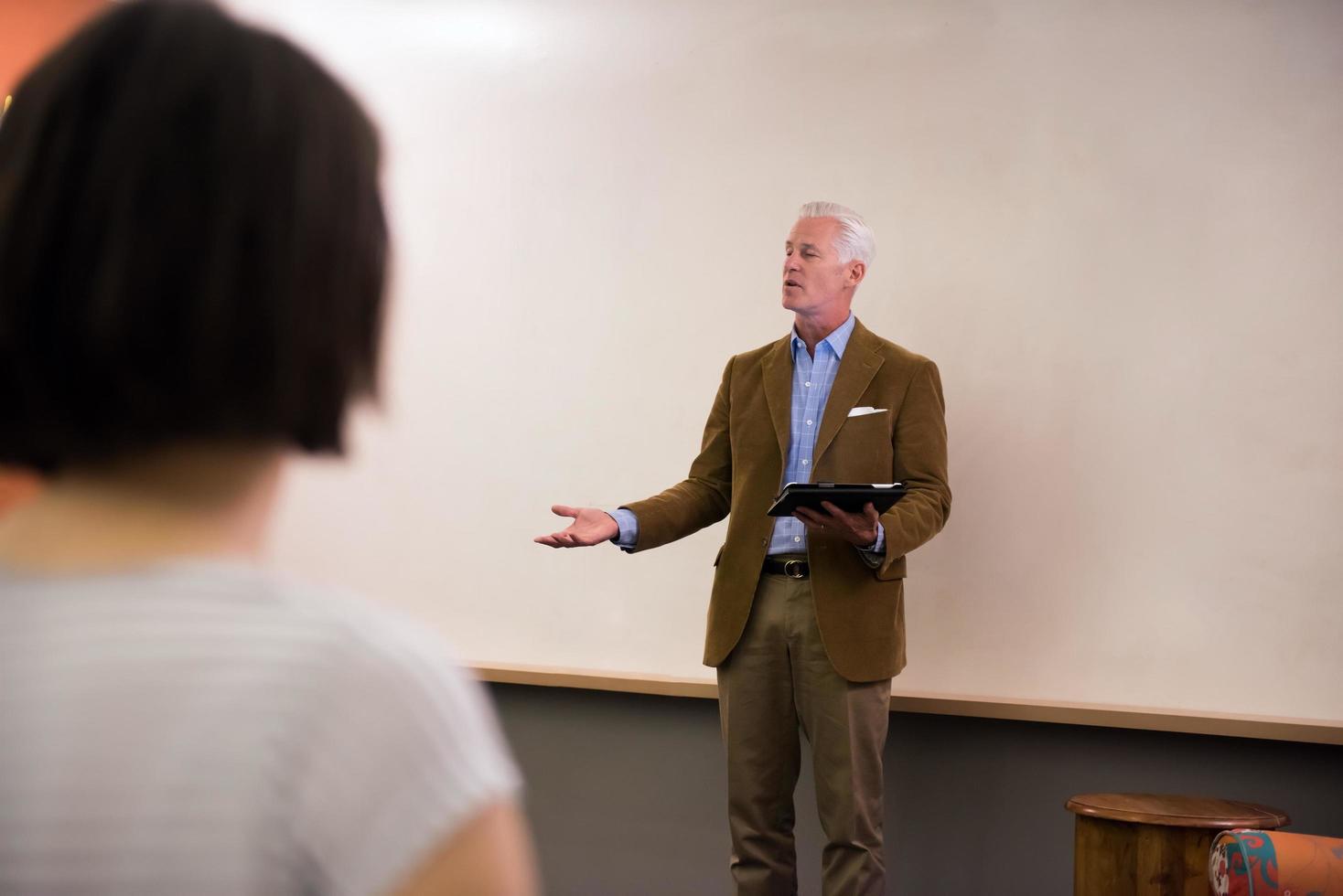 lärare med en grupp av studenter i klassrum foto