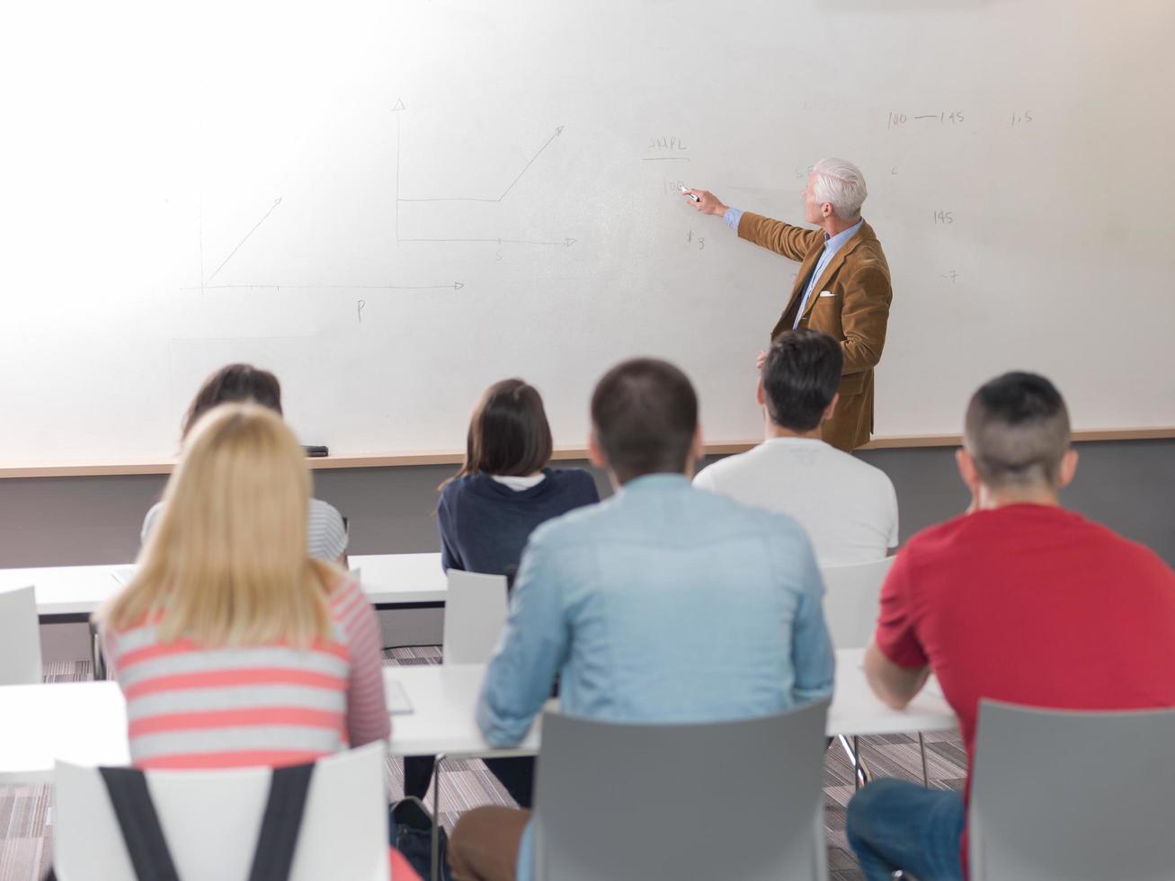 lärare med en grupp av studenter i klassrum foto