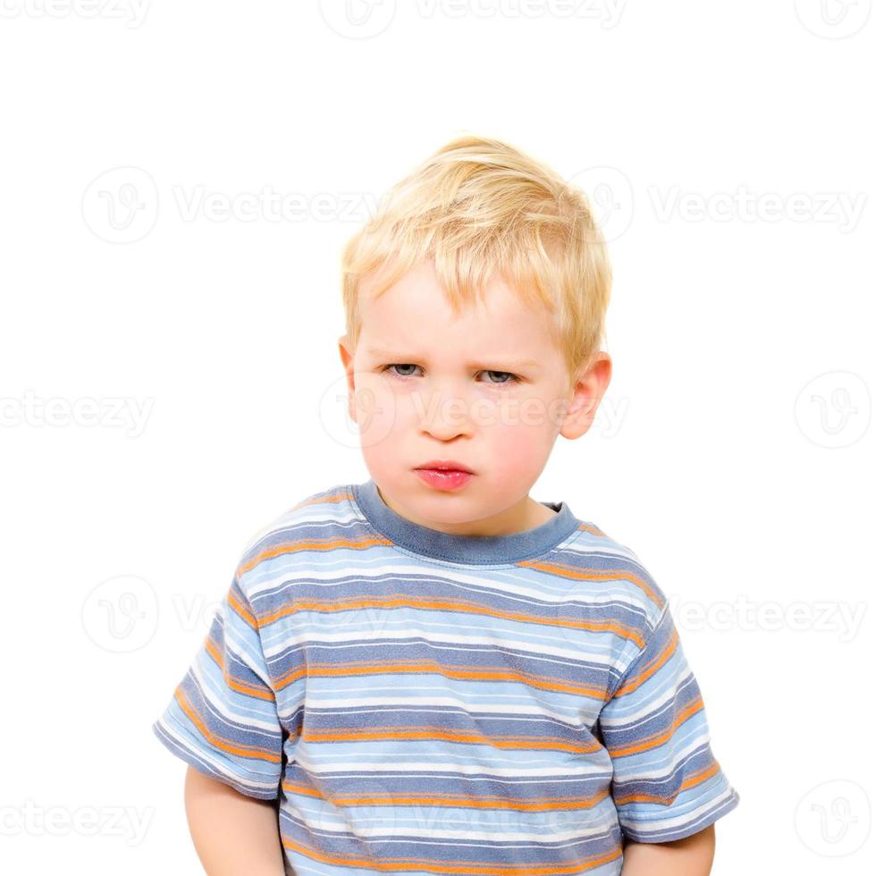 arg och allvarlig vacker pojke isolerad på vitt foto