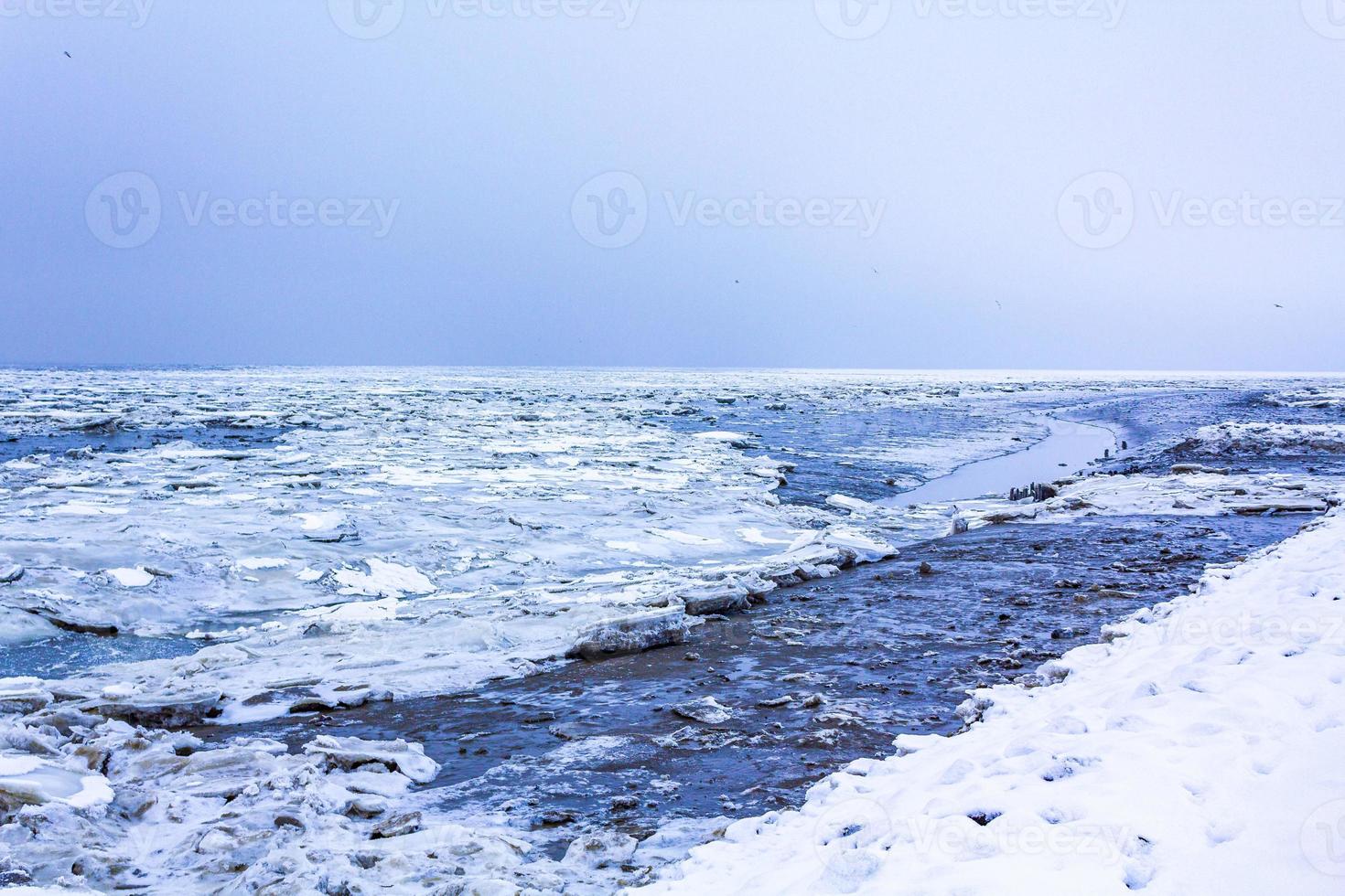 frysta flod hav på dike snö is floes glate is. foto