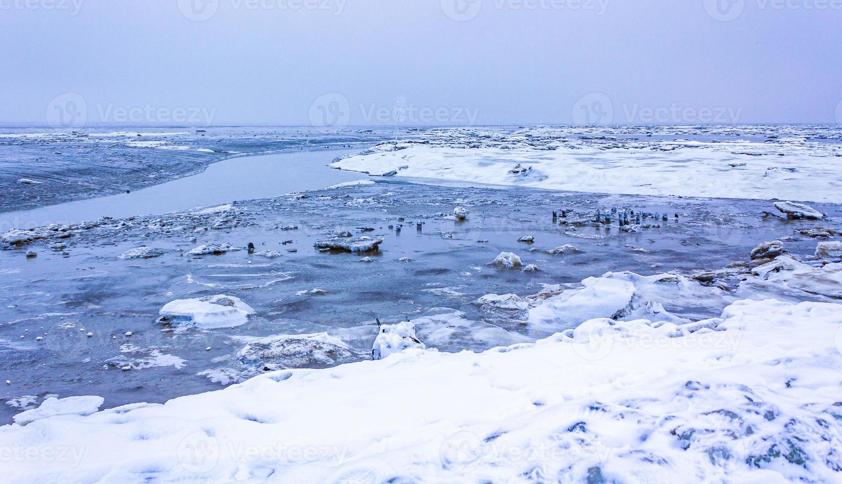 frysta flod hav på dike snö is floes glate is. foto