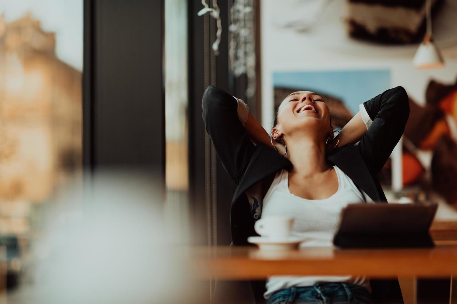 en latino kvinna Sammanträde i en Kafé på en ha sönder från arbete foto