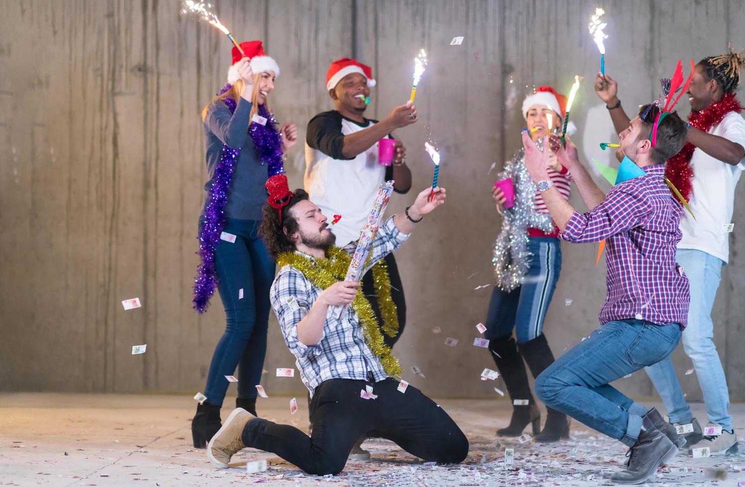 multietnisk grupp av tillfällig företag människor har konfetti fest foto