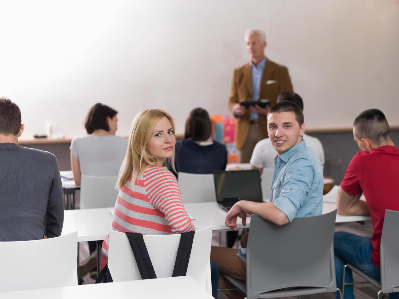 lärare med en grupp av studenter i klassrum foto