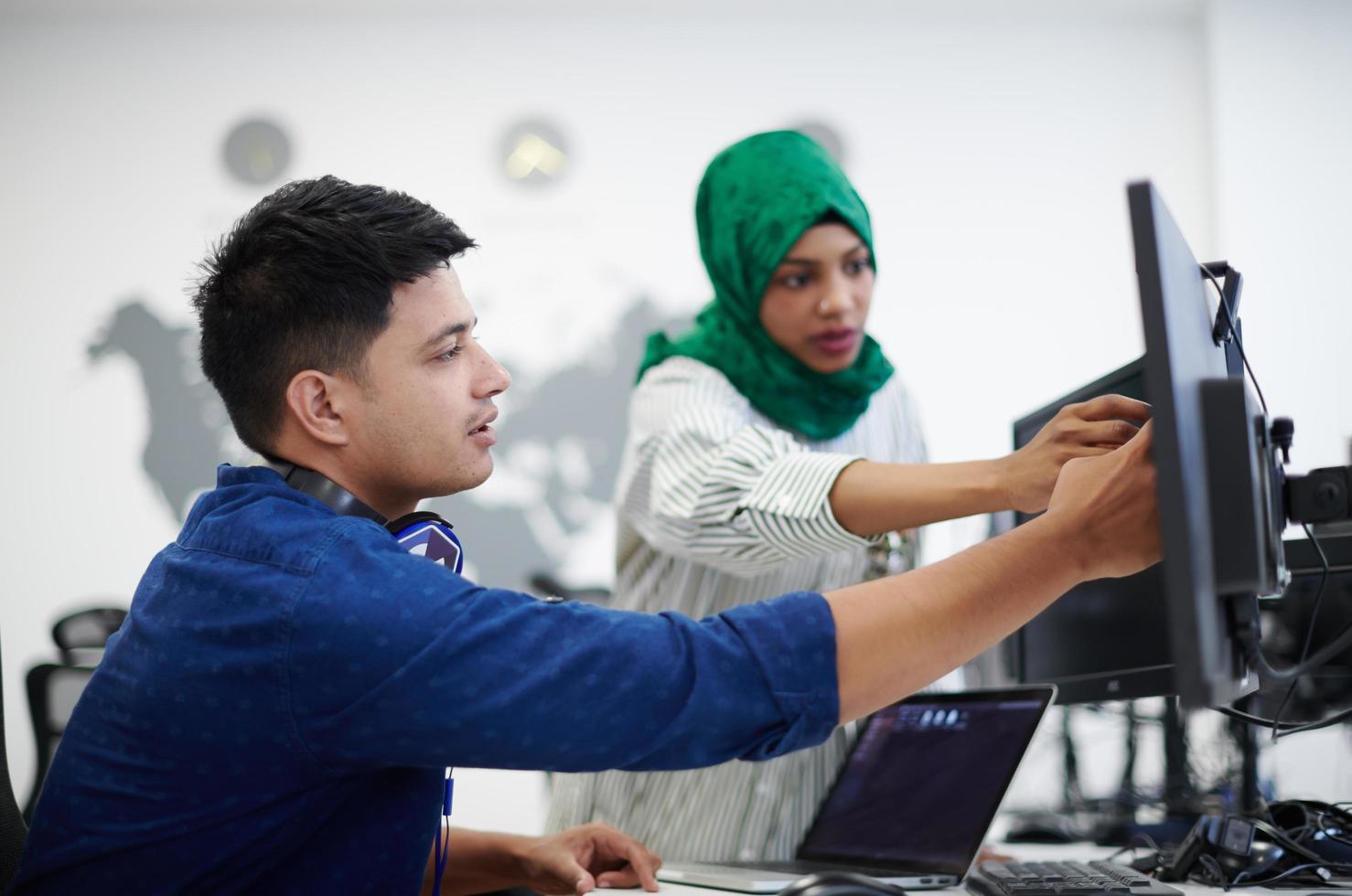 multietnisk börja företag team med arab kvinna foto