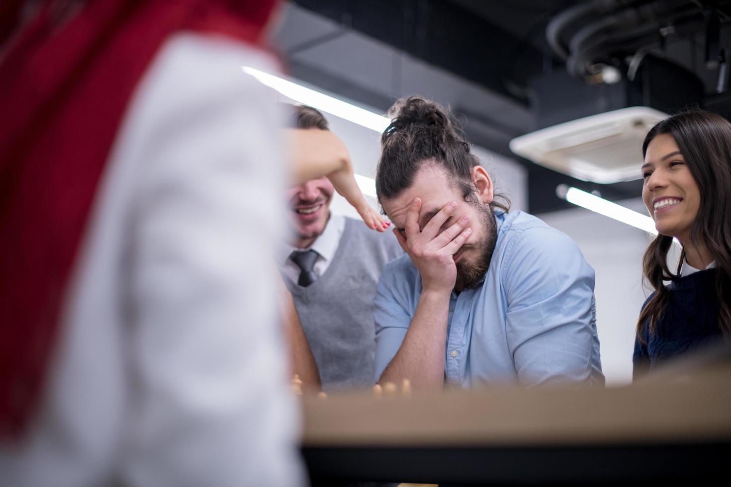 multietnisk grupp av företag människor spelar schack foto