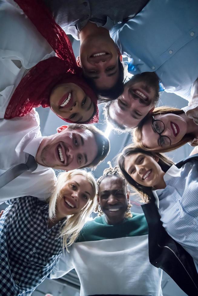 multietnisk grupp av ung företag människor fira Framgång foto