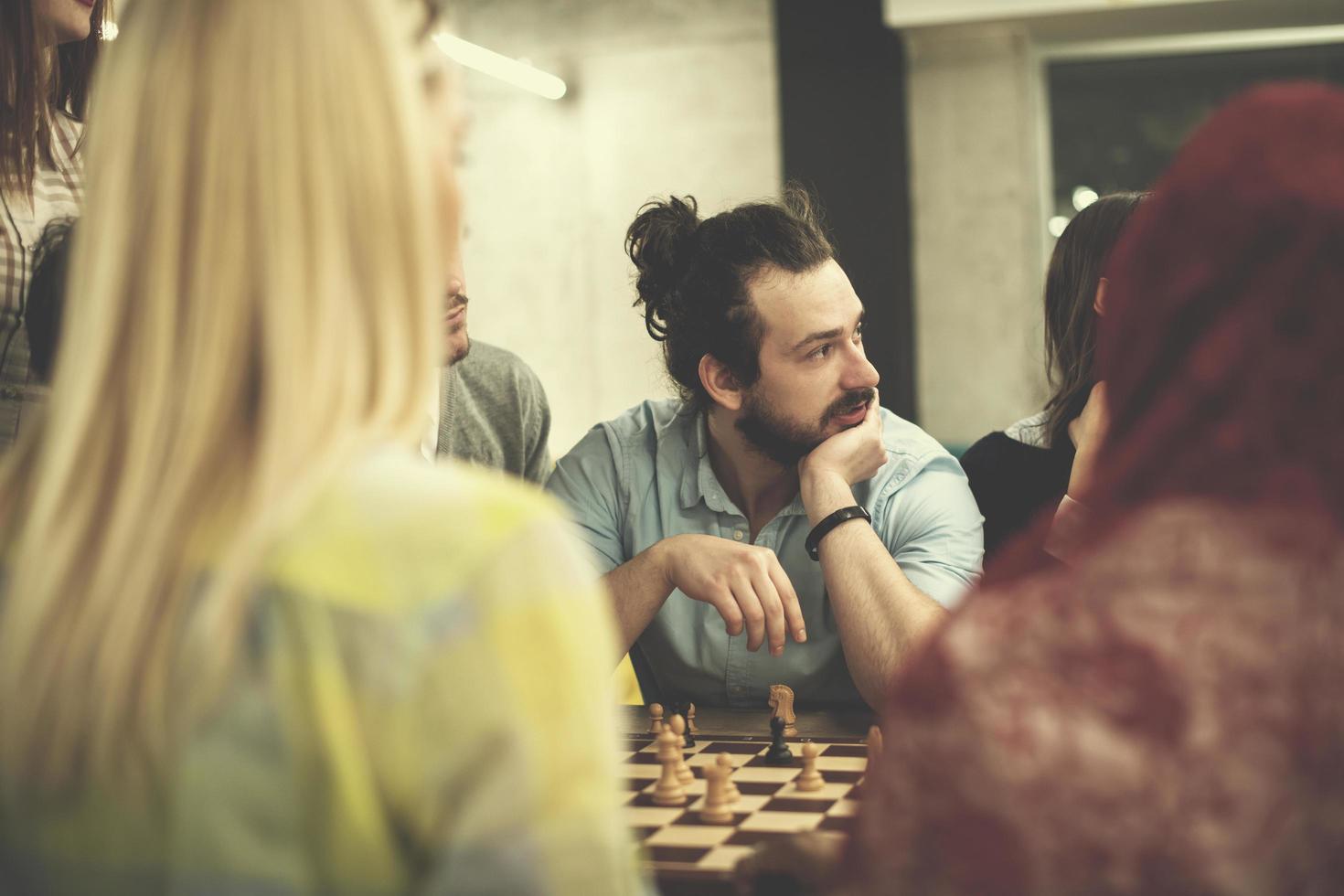 multietnisk grupp av företag människor spelar schack foto