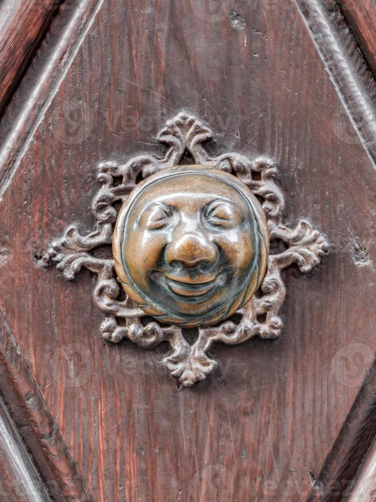 apfelweibla, vintage dörrhandtag på antik dörr, bakgrund foto