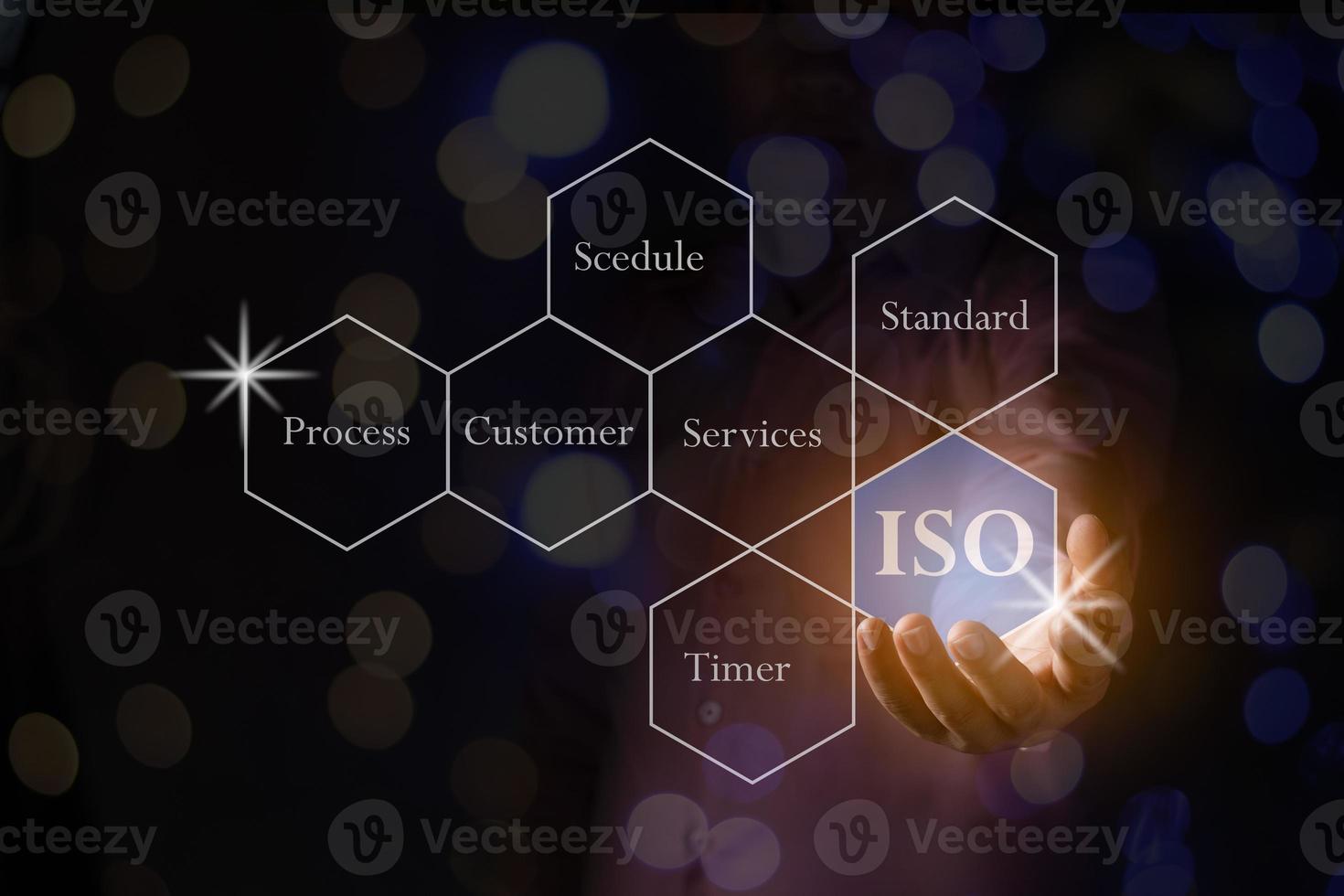 en hand innehav de iso polygon med ord bokeh svart bakgrund standard kvalitet dokumentera kontrollera för organisation och industri förvaltning Produkter, kopia Plats för text foto