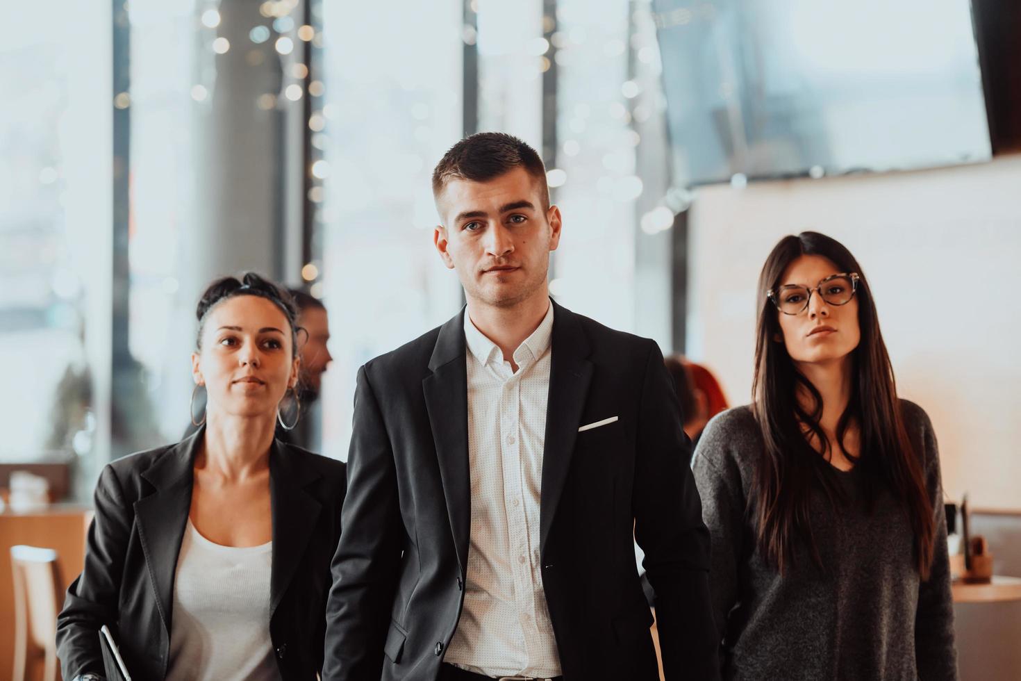 grupp av framgångsrik företag människor stående tillsammans på kontor. foto