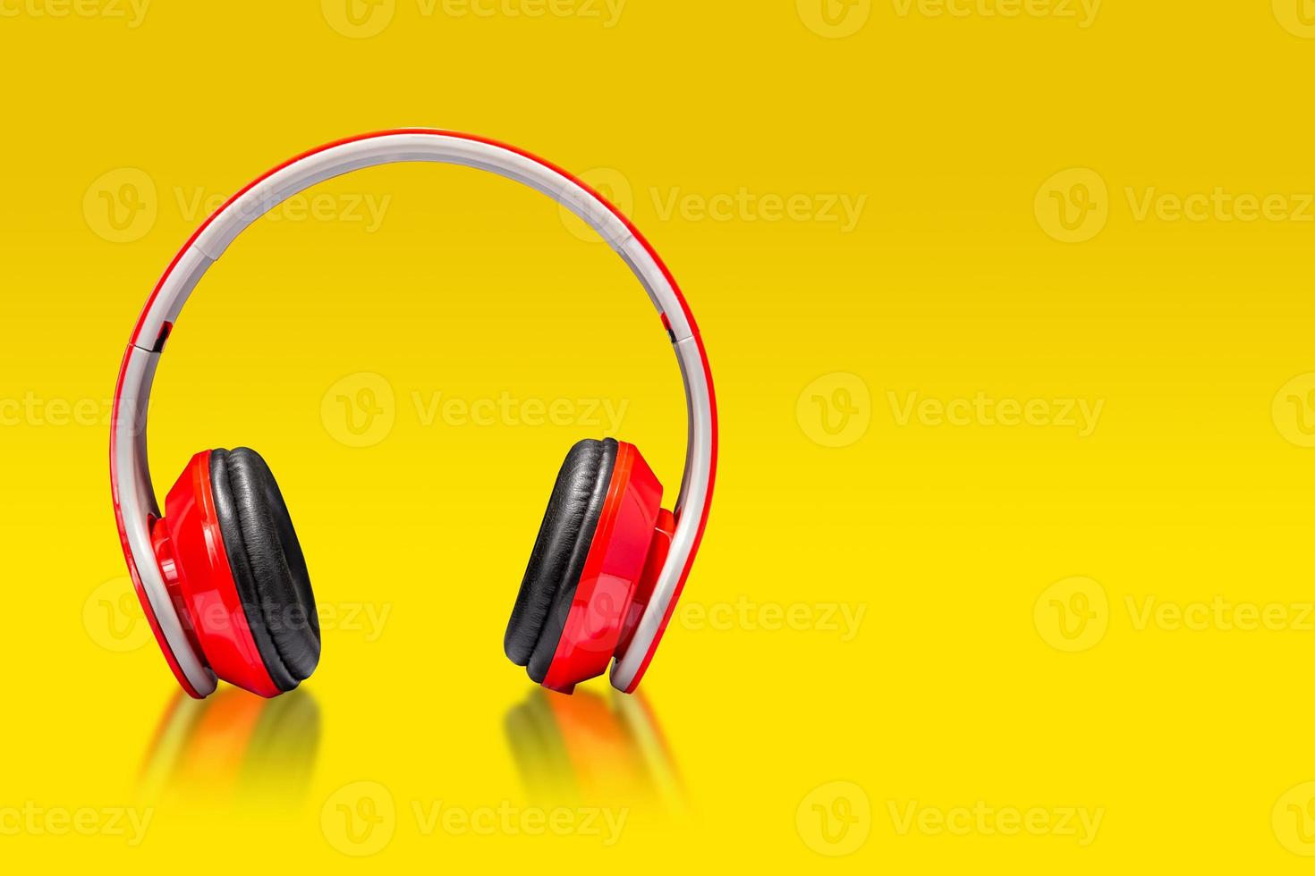 röd hörlurar högtalare, bärbar högtalare hörlurar på gul bakgrund foto