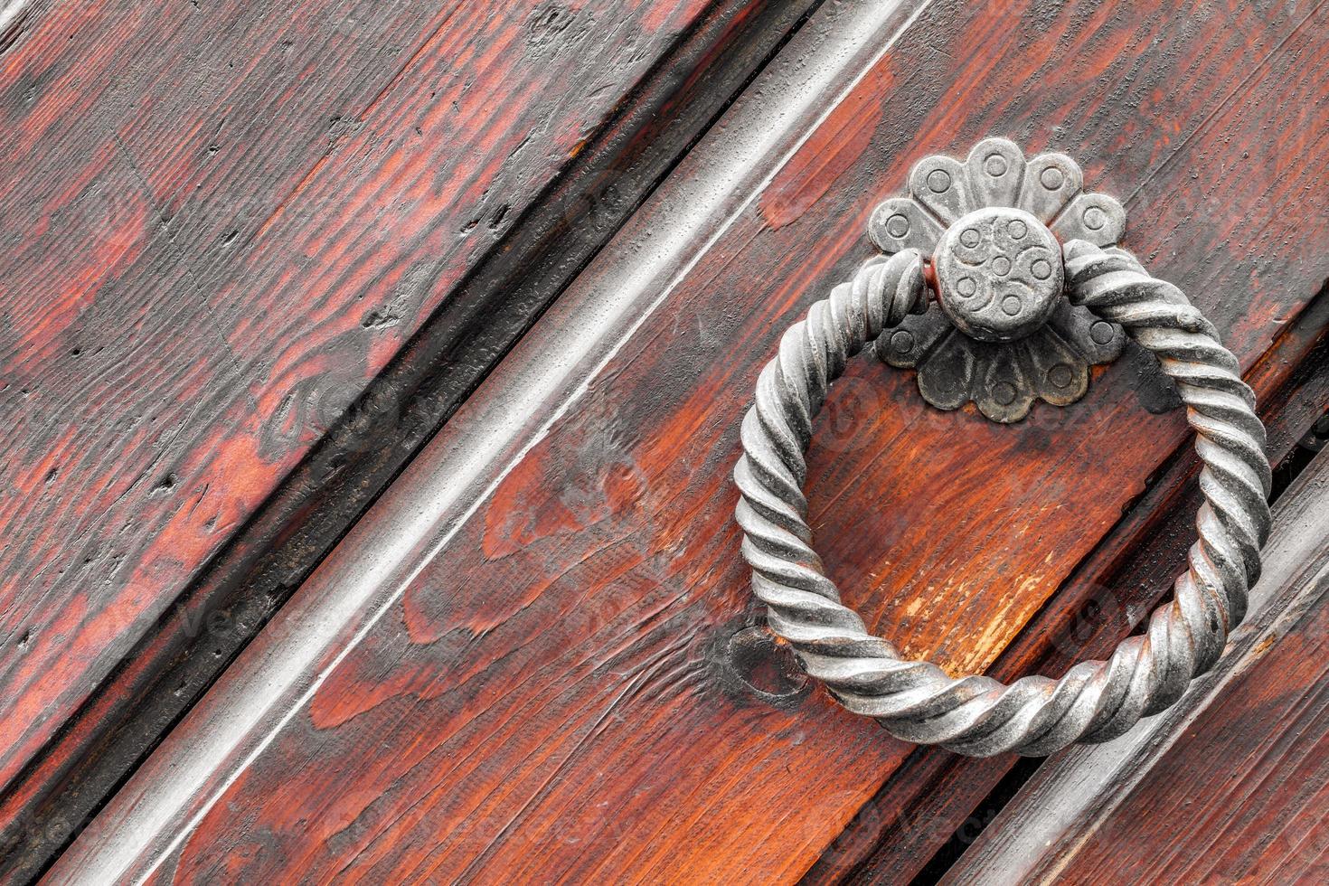 vintage dörrhandtag på antik dörr, bakgrund foto