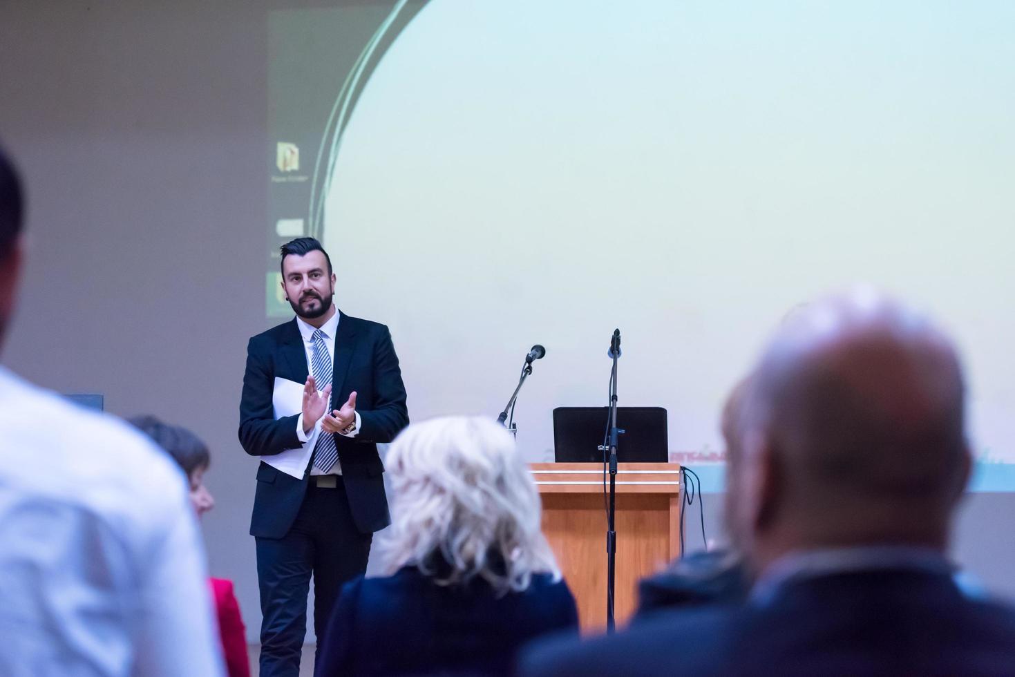 framgångsrik affärsman ger presentationer på konferens rum foto