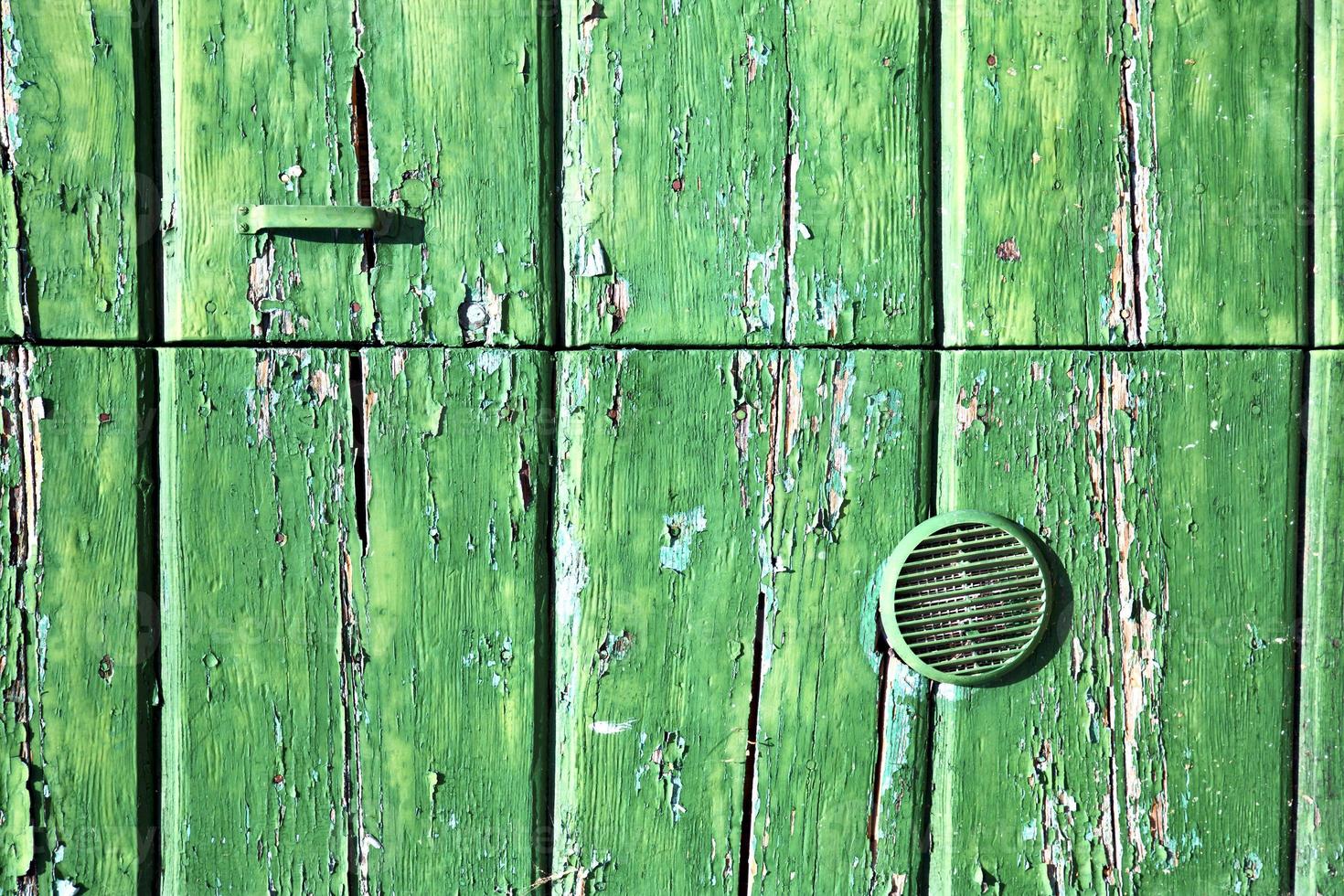 grön knackare i en stängd trädörr lonate ceppino italy foto