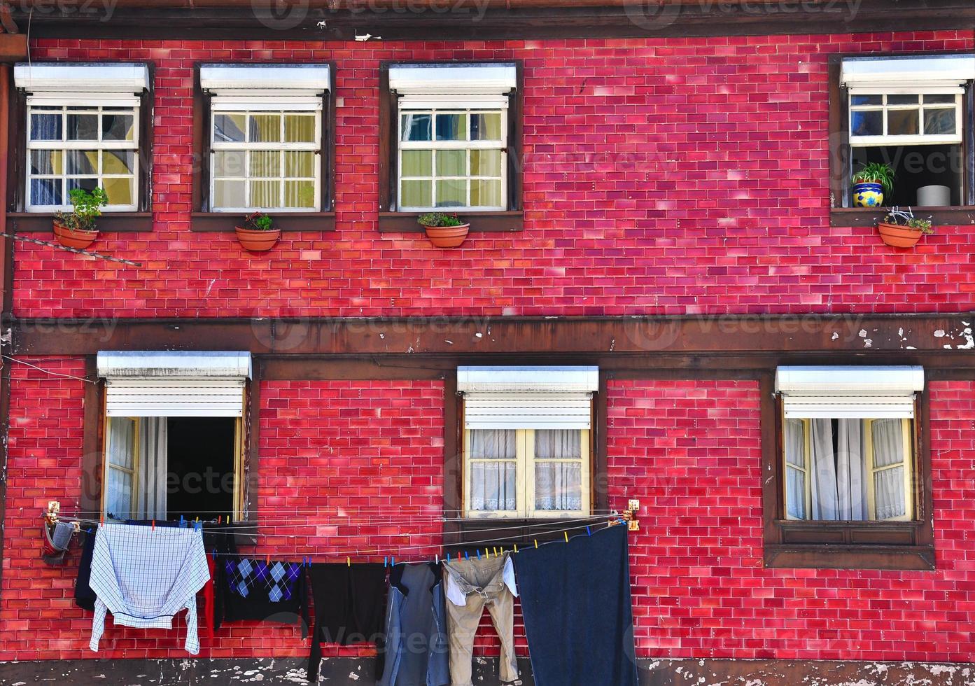 gamla färgglada hus med kaklade väggar foto