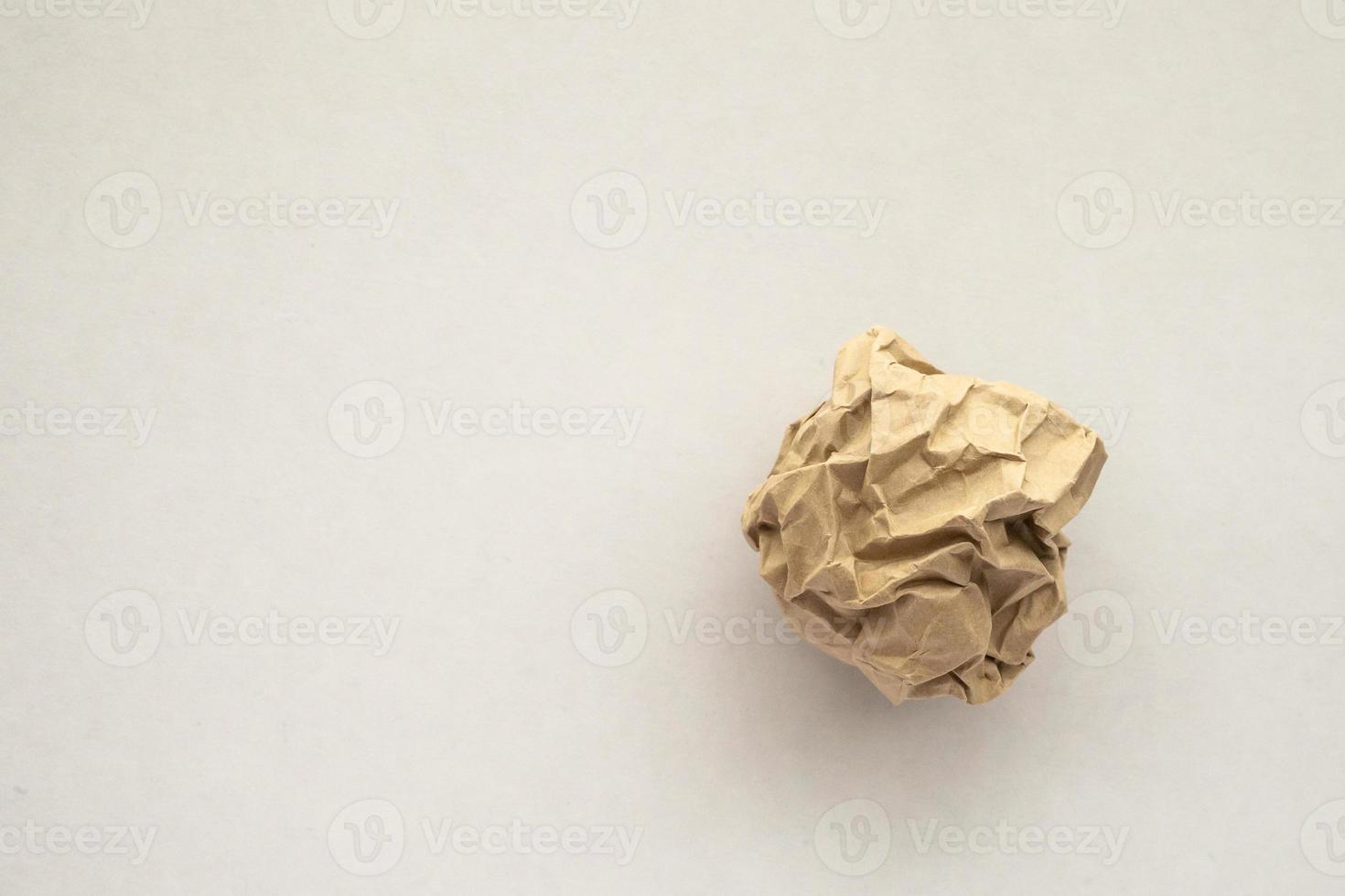 skrynkliga återvinna brun papper boll foto